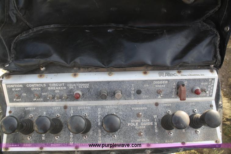 image for item F2738 2001 International 4700 digger derrick truck