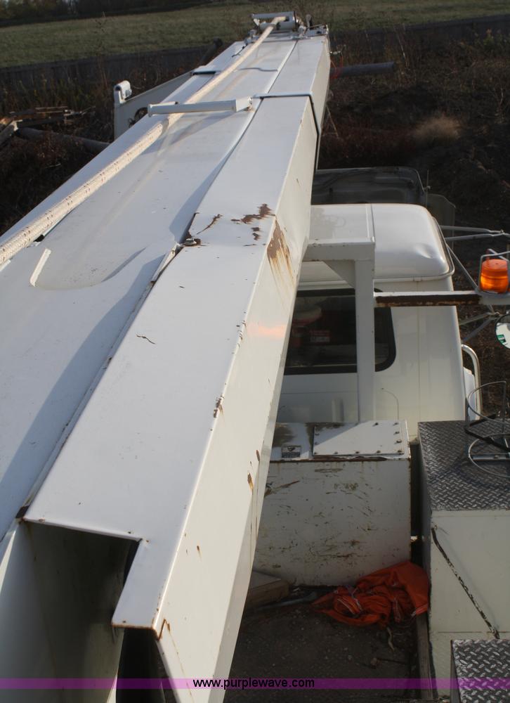 image for item F2738 2001 International 4700 digger derrick truck