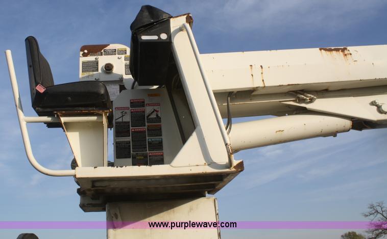 image for item F2738 2001 International 4700 digger derrick truck