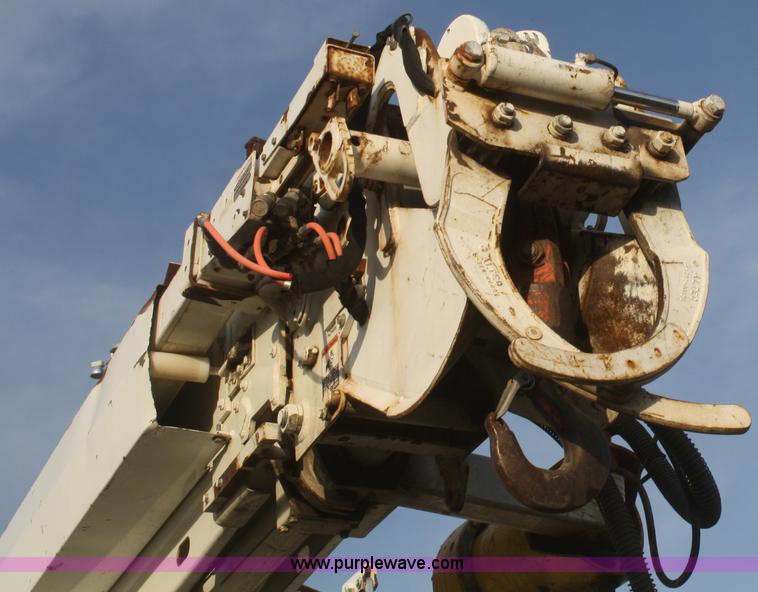 image for item F2738 2001 International 4700 digger derrick truck