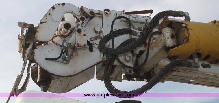 image for item F2738 2001 International 4700 digger derrick truck