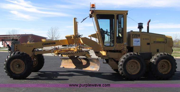 image for item F4016 1994 Champion 720A Series III articulated motor grader