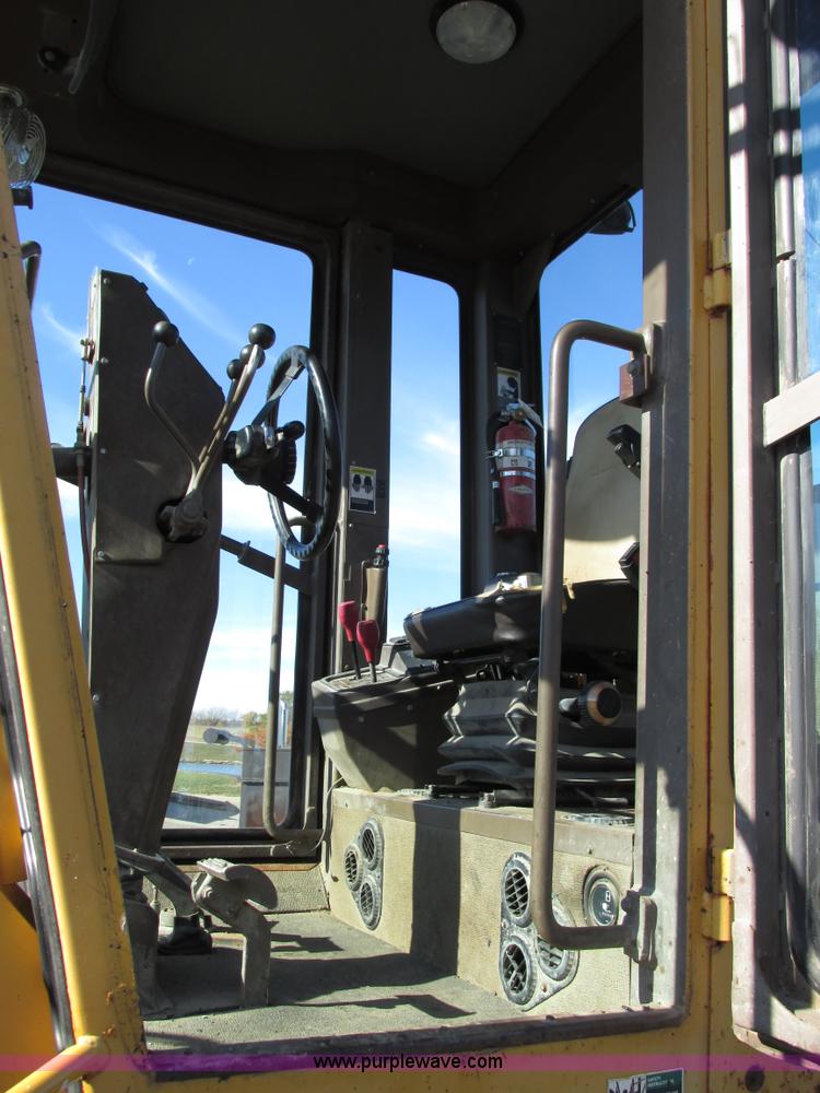 image for item F4016 1994 Champion 720A Series III articulated motor grader