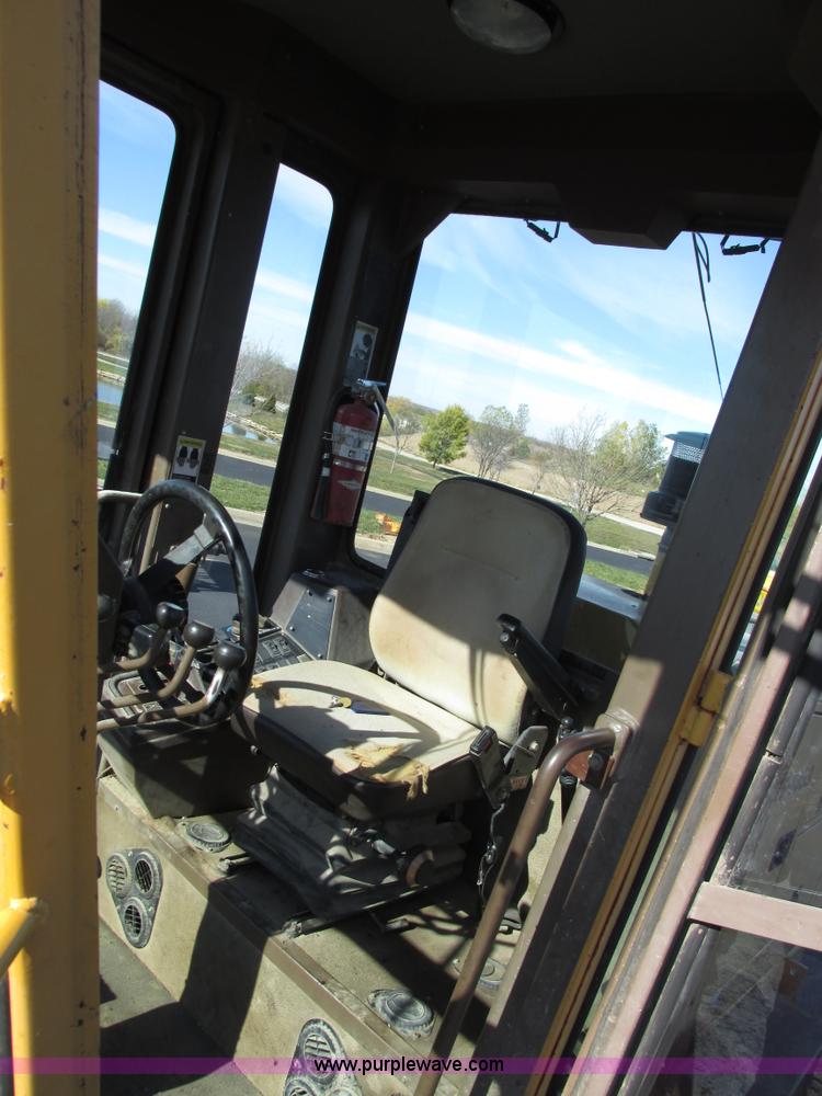 image for item F4016 1994 Champion 720A Series III articulated motor grader