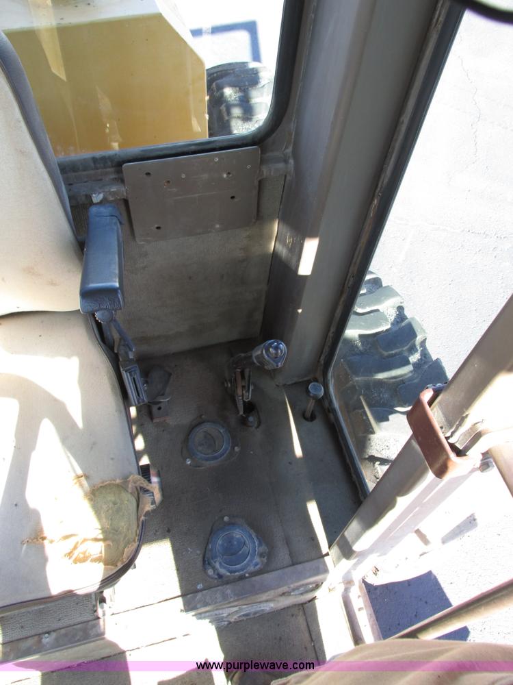 image for item F4016 1994 Champion 720A Series III articulated motor grader