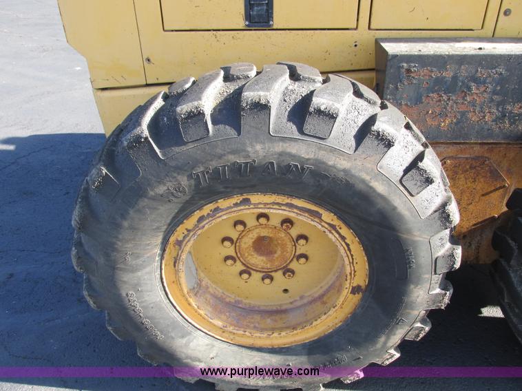 image for item F4016 1994 Champion 720A Series III articulated motor grader