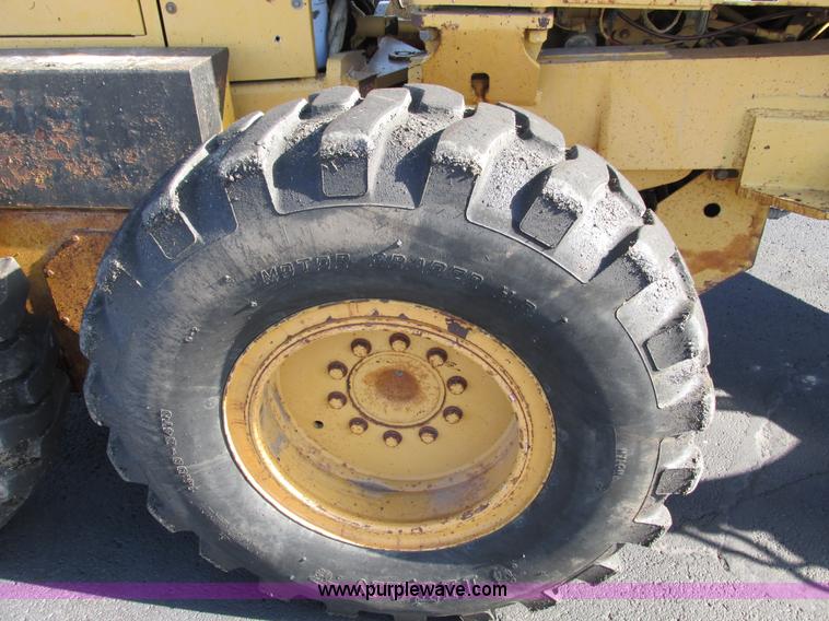 image for item F4016 1994 Champion 720A Series III articulated motor grader