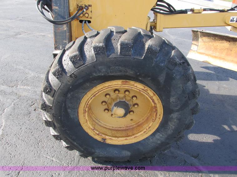 image for item F4016 1994 Champion 720A Series III articulated motor grader