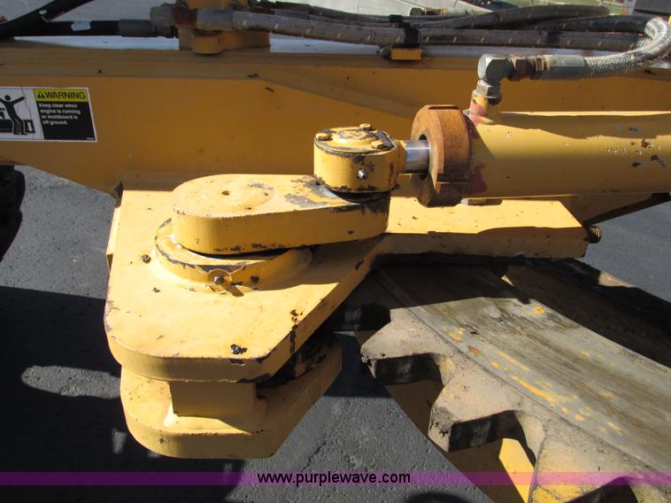 image for item F4016 1994 Champion 720A Series III articulated motor grader