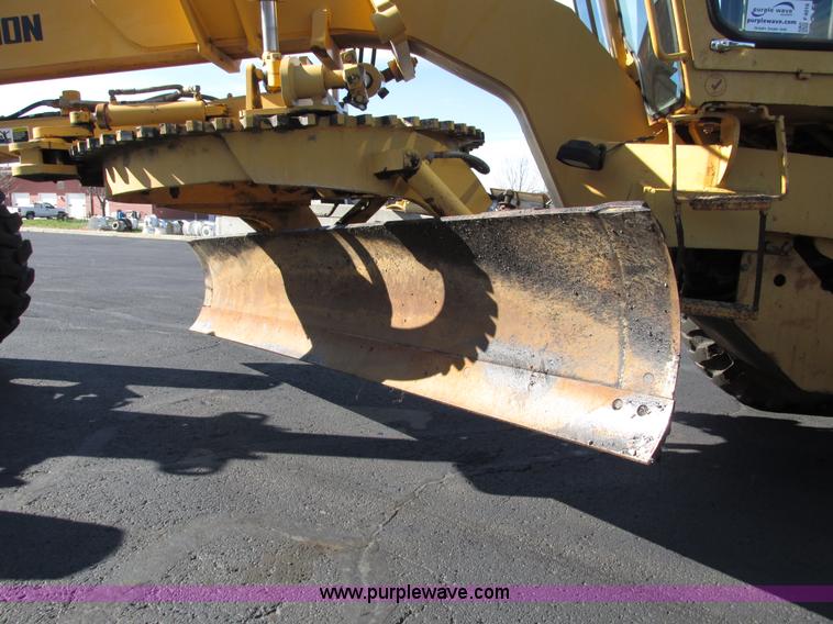 image for item F4016 1994 Champion 720A Series III articulated motor grader