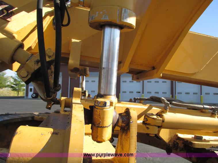 image for item F4016 1994 Champion 720A Series III articulated motor grader