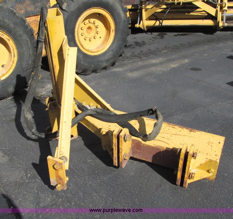 image for item F4016 1994 Champion 720A Series III articulated motor grader