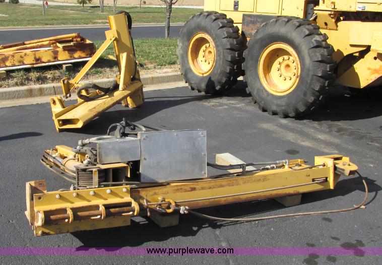 image for item F4016 1994 Champion 720A Series III articulated motor grader