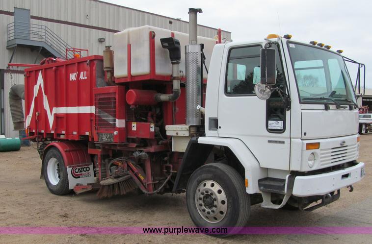 image for item F5552 2003 Sterling SC8000 sweeper/vacuum truck
