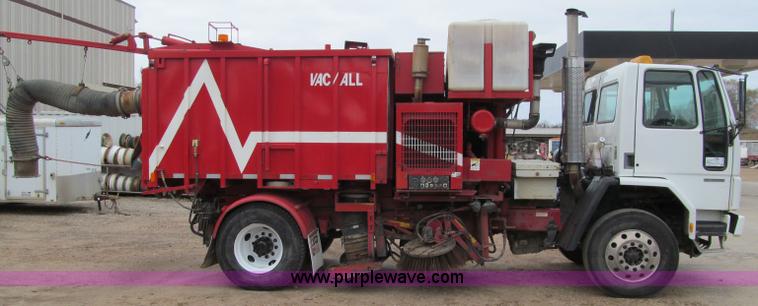 image for item F5552 2003 Sterling SC8000 sweeper/vacuum truck