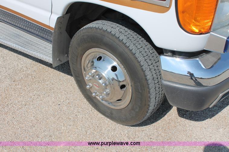 image for item C2711 2006 Ford Medtec E450 ambulance