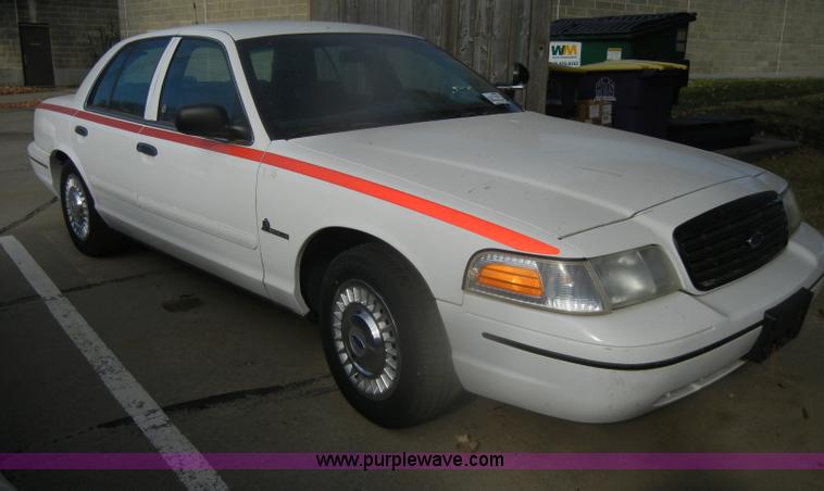 image for item D4642 2000 Ford Crown Victoria Police Interceptor