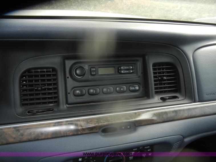 image for item D4642 2000 Ford Crown Victoria Police Interceptor