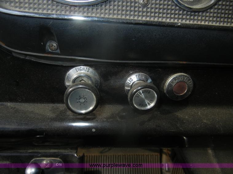 image for item D4643 1987 Ford 8000 fire truck