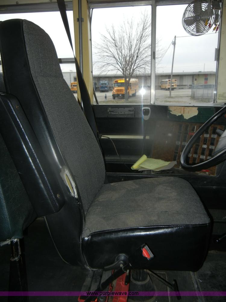 image for item D4673 1995 International 3800 school bus