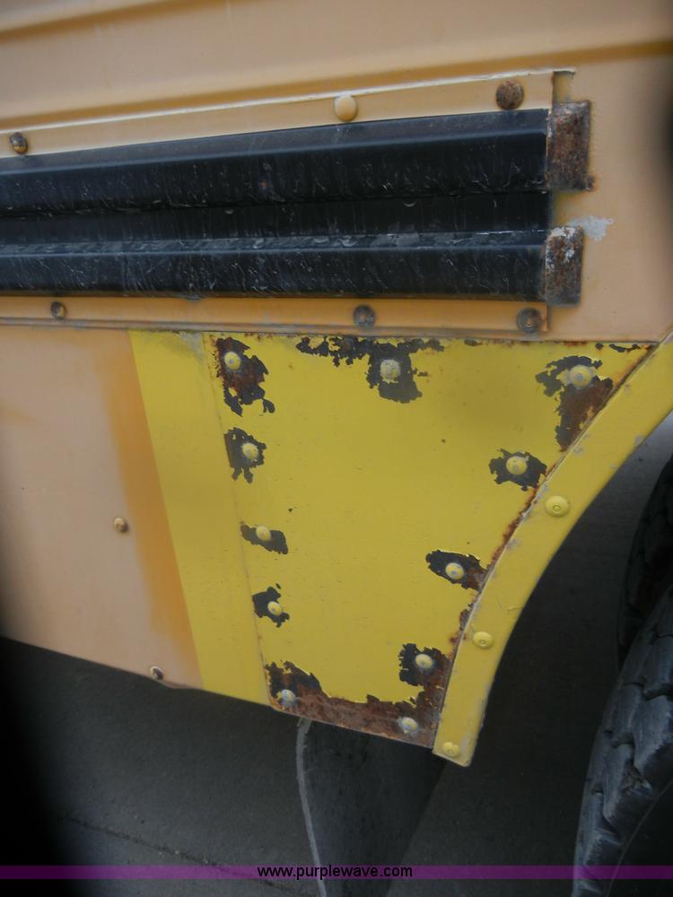 image for item D4673 1995 International 3800 school bus