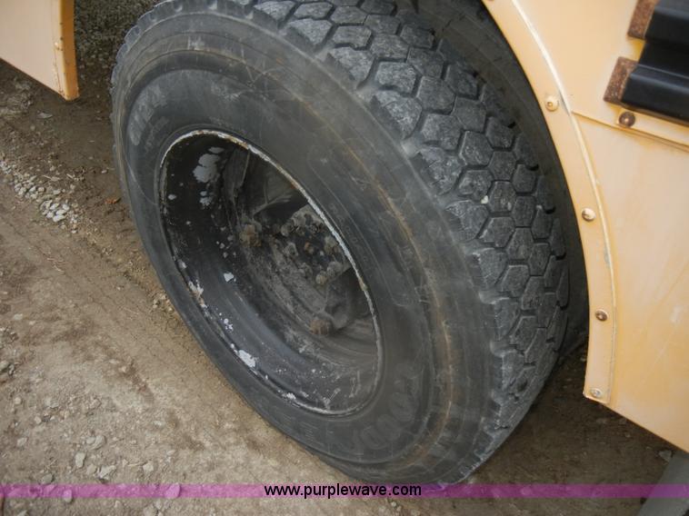 image for item D4674 1995 International 3800 school bus