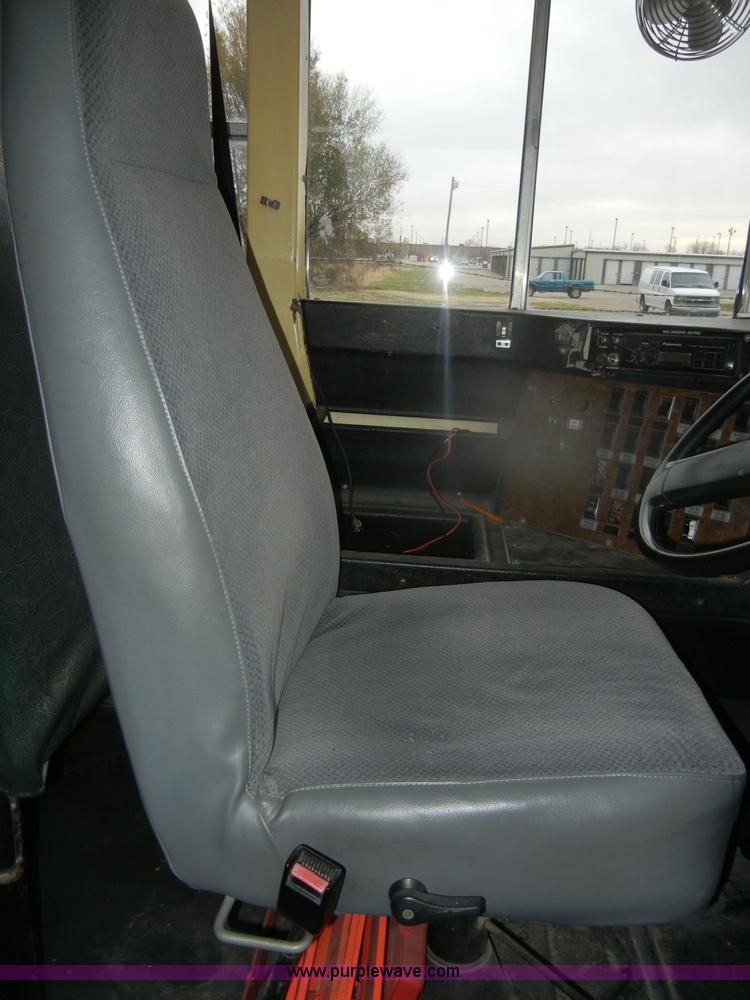 image for item D4675 1995 International 3800 school bus