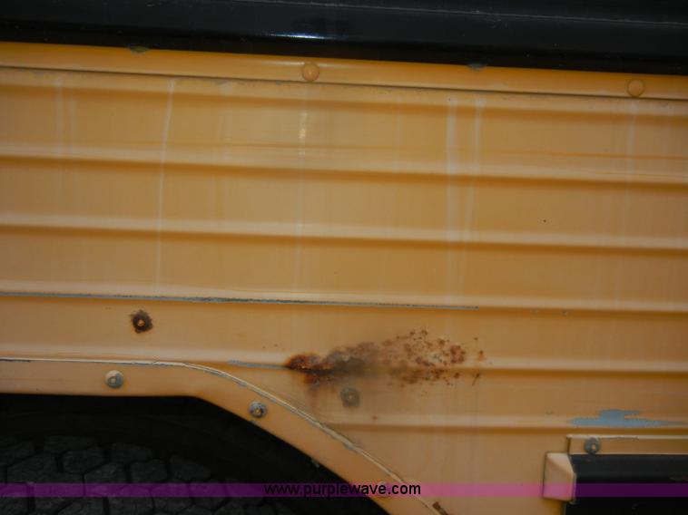 image for item D4675 1995 International 3800 school bus