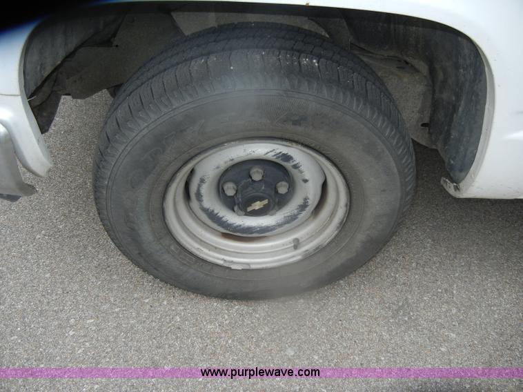 image for item D4734 1998 Chevrolet C1500 pickup truck