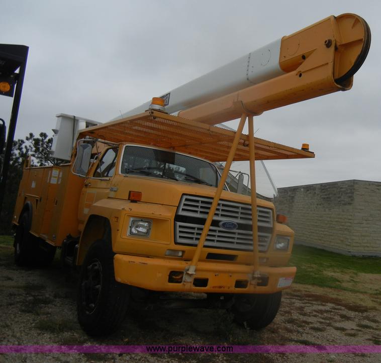 image for item D4736 1992 Ford F700 aerial lift truck