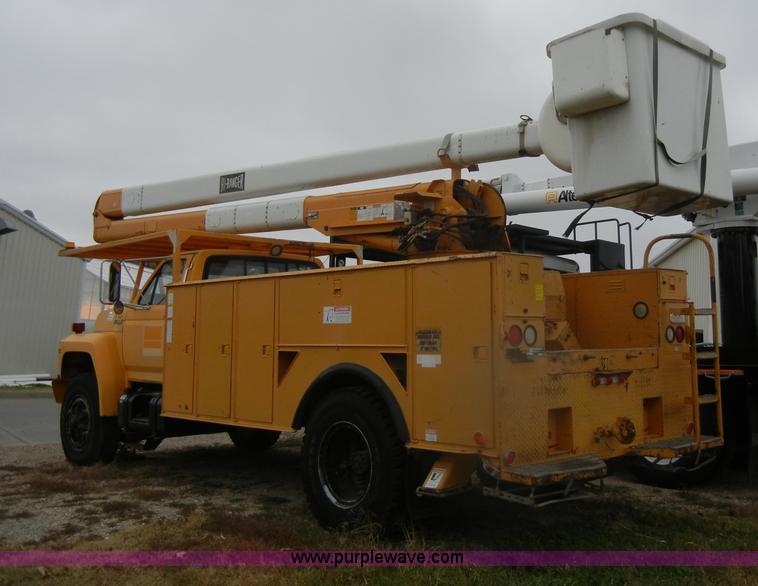 image for item D4736 1992 Ford F700 aerial lift truck