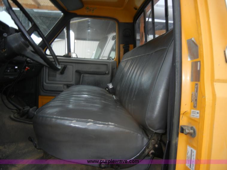 image for item D4736 1992 Ford F700 aerial lift truck