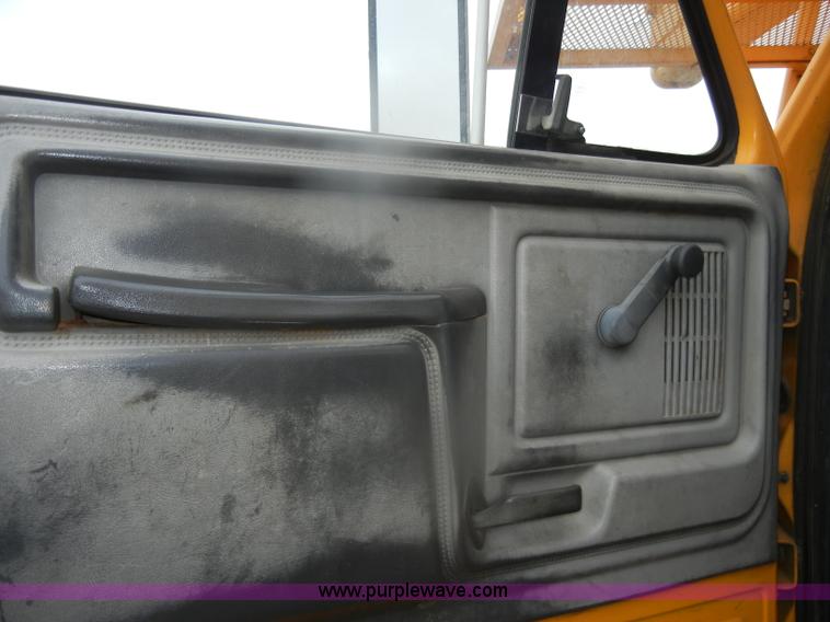 image for item D4736 1992 Ford F700 aerial lift truck