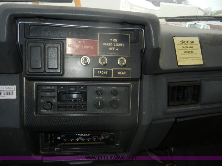 image for item D4736 1992 Ford F700 aerial lift truck