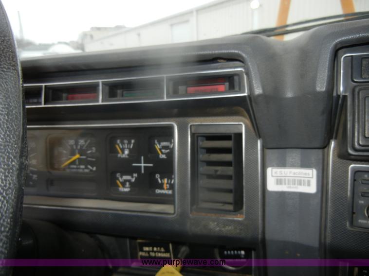 image for item D4736 1992 Ford F700 aerial lift truck