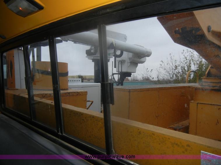 image for item D4736 1992 Ford F700 aerial lift truck