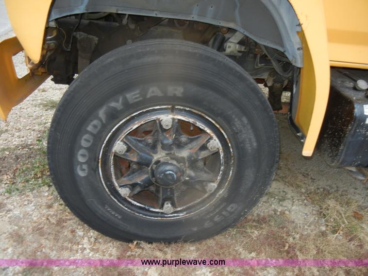 image for item D4736 1992 Ford F700 aerial lift truck