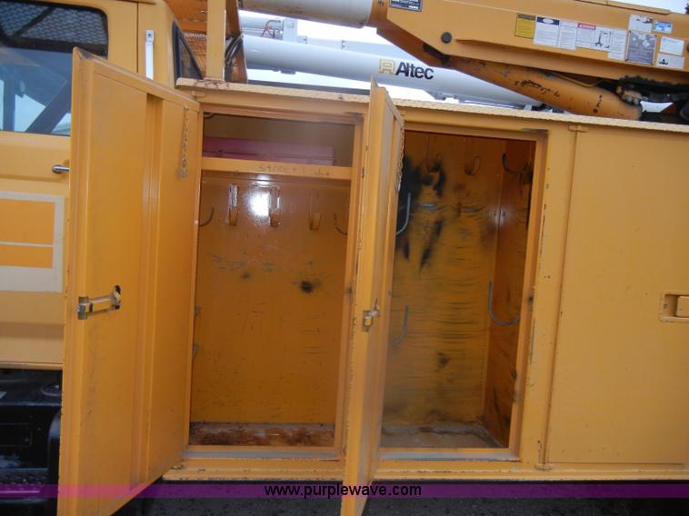 image for item D4736 1992 Ford F700 aerial lift truck