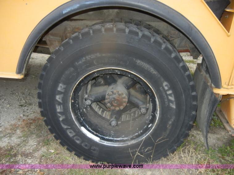 image for item D4736 1992 Ford F700 aerial lift truck