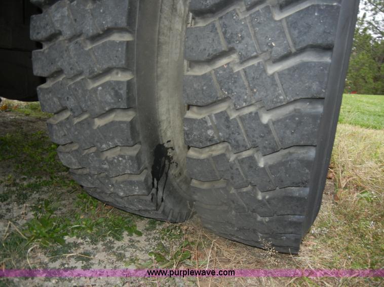 image for item D4736 1992 Ford F700 aerial lift truck