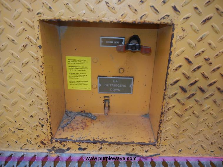 image for item D4736 1992 Ford F700 aerial lift truck