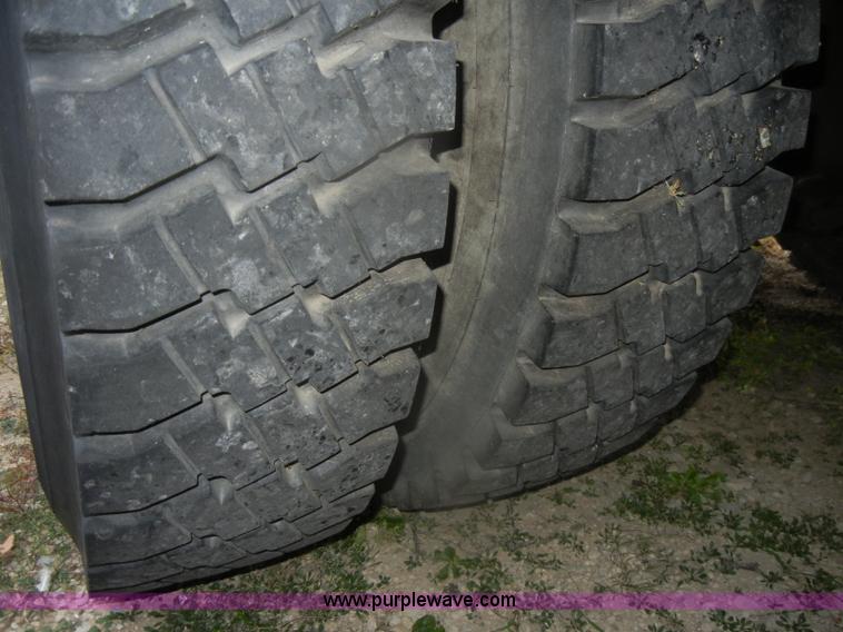 image for item D4736 1992 Ford F700 aerial lift truck