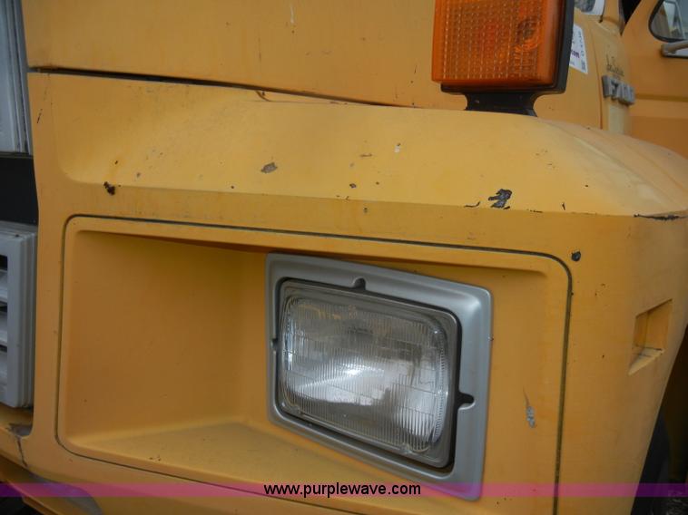 image for item D4736 1992 Ford F700 aerial lift truck