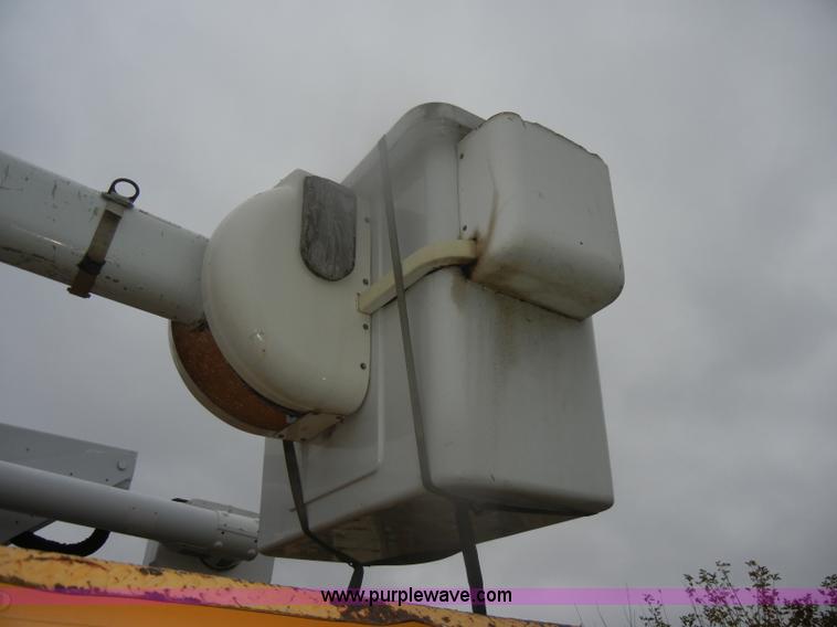 image for item D4736 1992 Ford F700 aerial lift truck