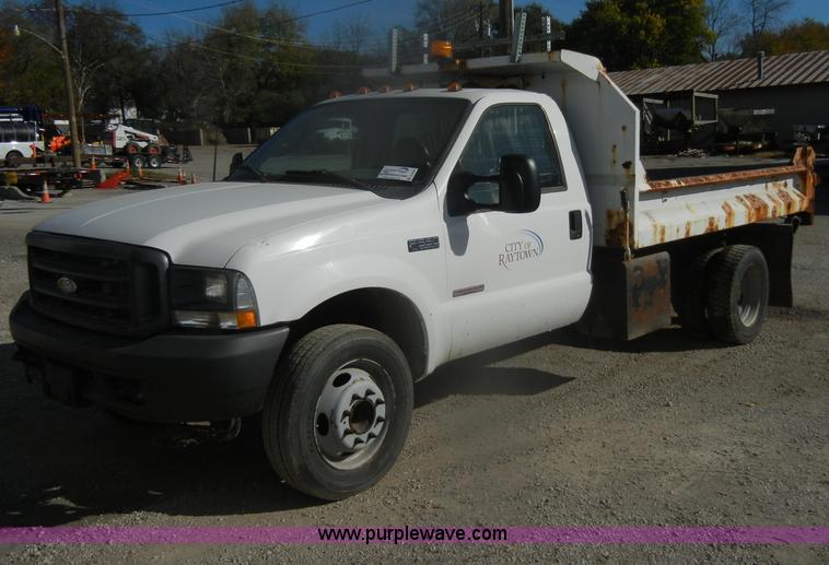 image for item D4743 2003 Ford F550 XL Super Duty dump bed truck