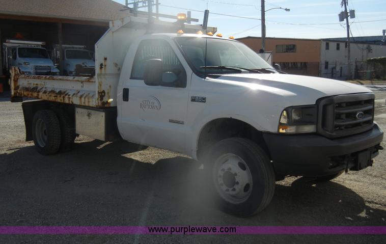 image for item D4743 2003 Ford F550 XL Super Duty dump bed truck