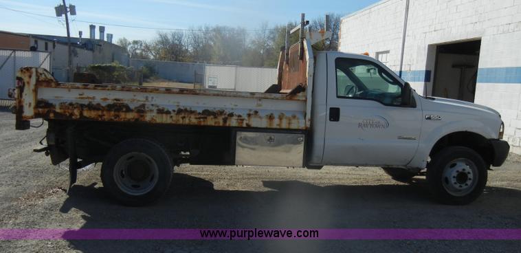 image for item D4743 2003 Ford F550 XL Super Duty dump bed truck