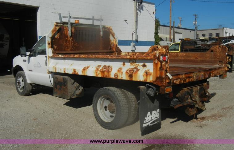 image for item D4743 2003 Ford F550 XL Super Duty dump bed truck