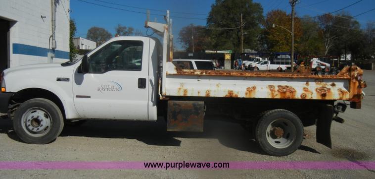 image for item D4743 2003 Ford F550 XL Super Duty dump bed truck