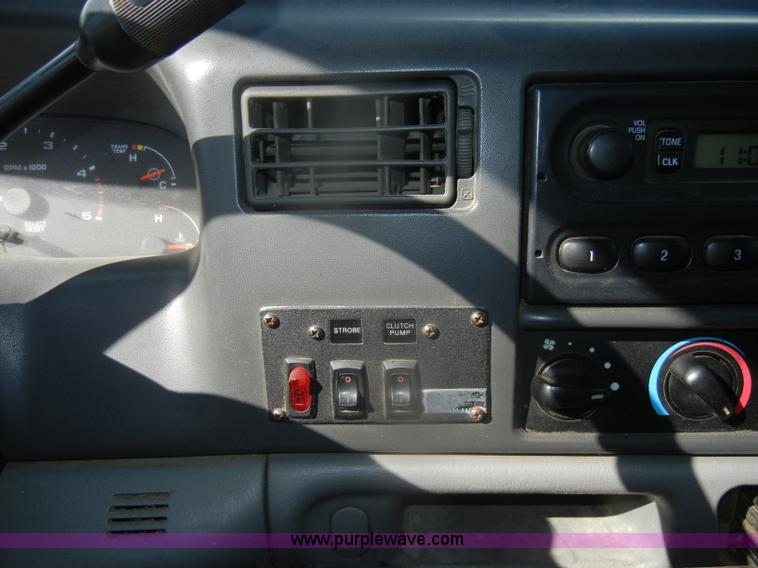 image for item D4743 2003 Ford F550 XL Super Duty dump bed truck